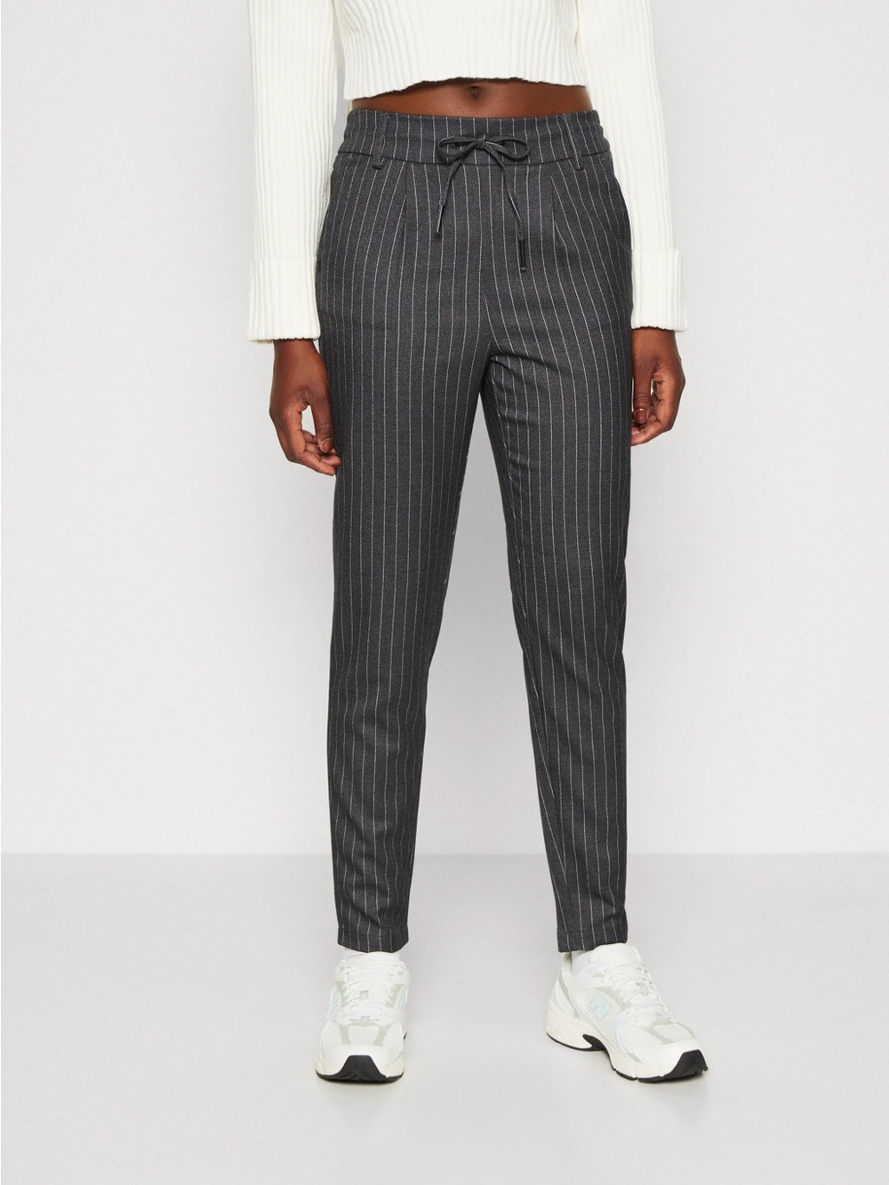 ONLY
ONLPOPTRASH-NAJA Regular Fit - Trousers - dark grey melange/white